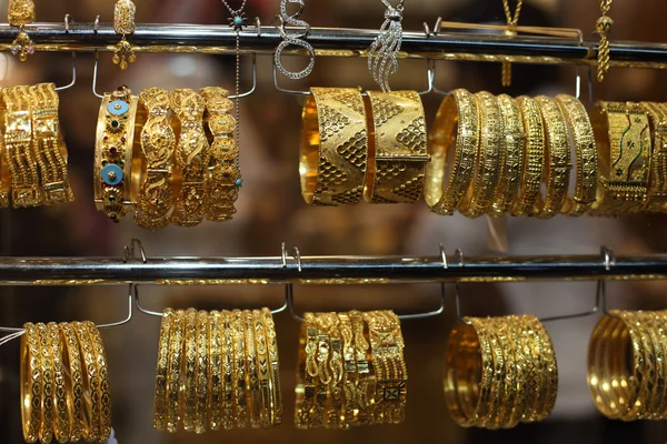 Sieraden te koop in de gold souq van doha, qatar — Stockfoto