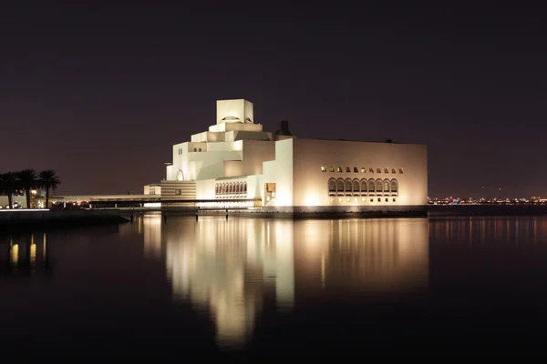 Musée d'art islamique de Doha illuminé la nuit. Qatar, Moyen-Orient — Photo