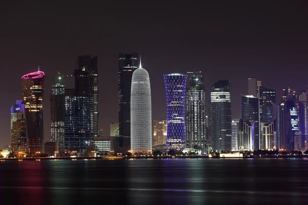 Doha skyline in de nacht, qatar, Midden-Oosten — Stockfoto