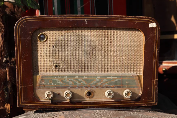 Ročníku staré rádio na prodej na trhu — Stock fotografie