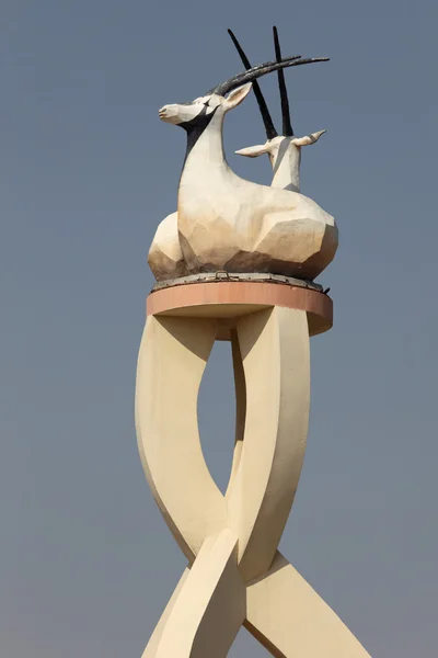 Estátua de Oryx árabe em uma rotunda em Doha, Qatar — Fotografia de Stock