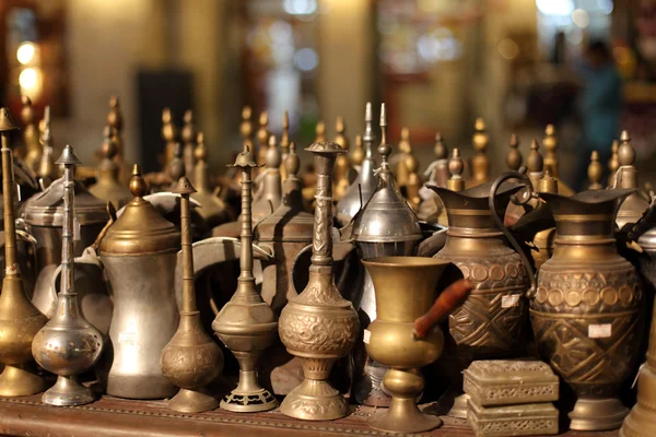 Arabiska souvenirer till salu i souq waqif, doha qatar — Stockfoto