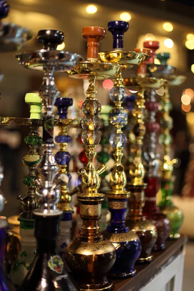 在卡塔尔的多哈集市 waqif 出售阿拉伯水烟壶 — 图库照片