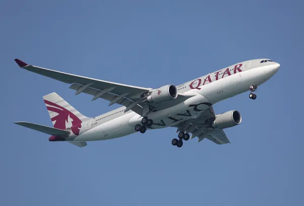 Qatar airways vliegtuig in de lucht, doha, qatar. — Stockfoto