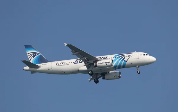 Ägyptischer Airbus A320-200 in der Luft — Stockfoto