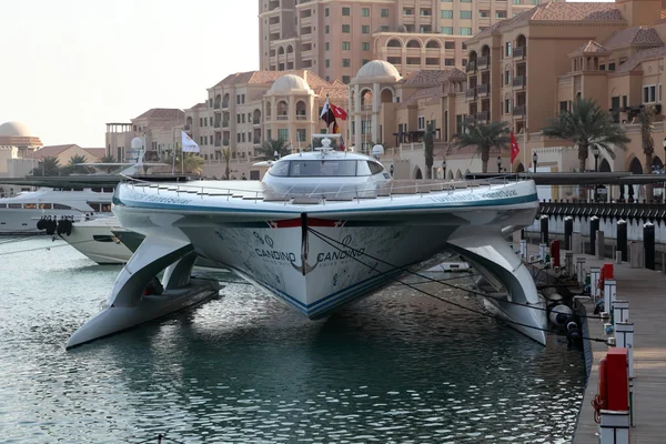 Катамаран Turanor PlanetSolar в порту Жемчужина Дохи, Катар — стоковое фото