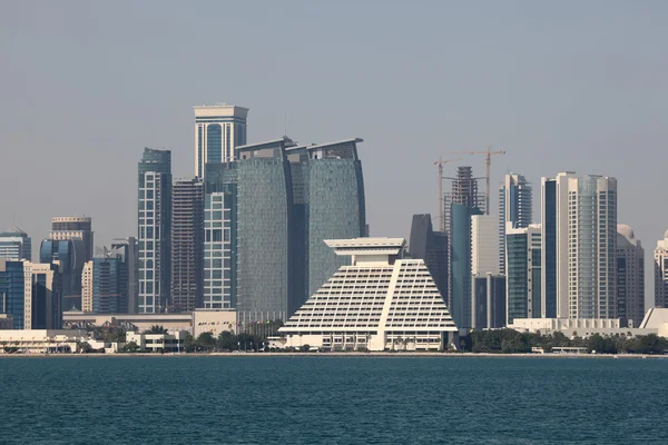 Skyline van de doha downtown district dafna. Qatar, Midden-Oosten — Stockfoto