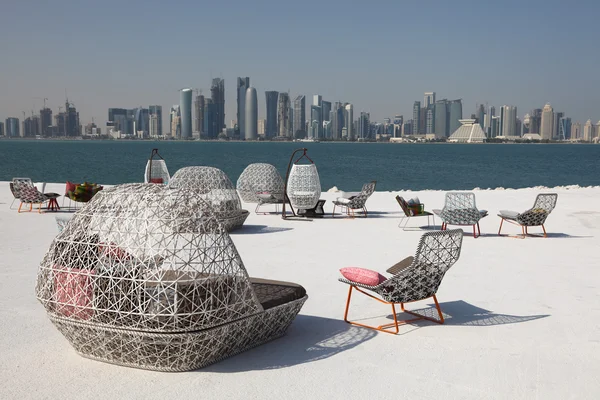 Cadeiras de café com vista para o horizonte do centro de Doha, Qatar, Oriente Médio — Fotografia de Stock