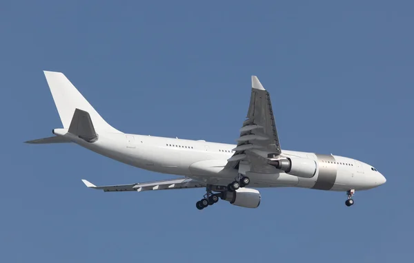 Самолет Airbus в воздухе — стоковое фото