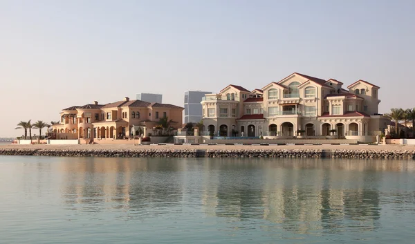 在多哈，卡塔尔，中东地区在珍珠港水边建筑 — 图库照片