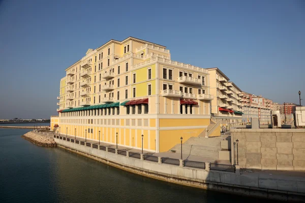 Біля води будівля з Qanat Quartier в The Pearl в досі, Катар — стокове фото
