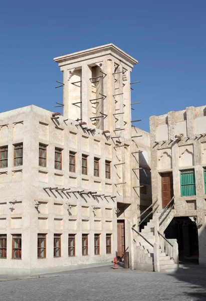ドーハ、カタールの伝統的なアラビア風の塔 — ストック写真