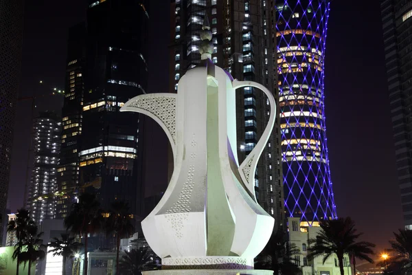 Arabische koffie pot monument in doha, qatar — Stockfoto