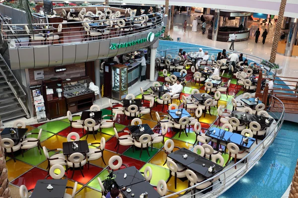 Cafe inside of the Marina Mall in Abu Dhabi — Stock Photo, Image