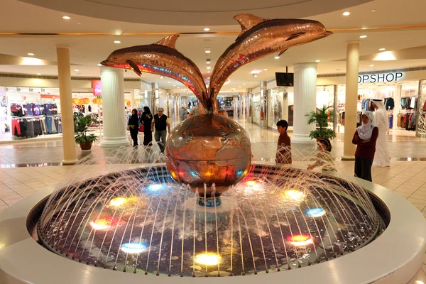 Fontaine à l'intérieur du centre commercial Marina à Abu Dhabi — Photo