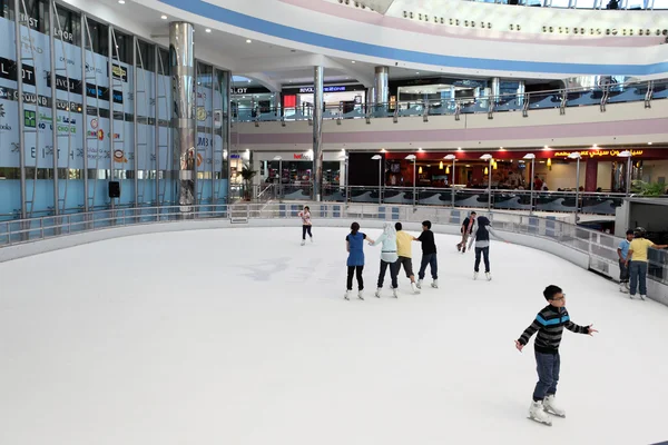 Skate ijsbaan binnenkant van de marina mall in abu dhabi — Stockfoto