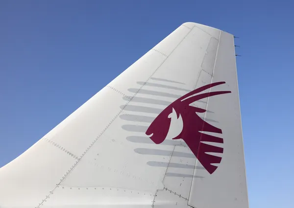 Qatar airways uçak, doha dikey dümenini. — Stok fotoğraf