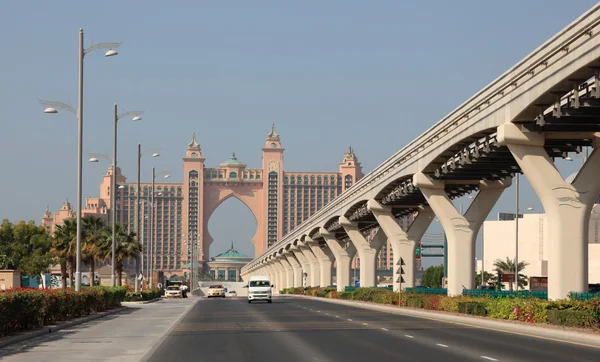 Дорога к отелю Фатис на Пальм Джумейра, Дубай — стоковое фото