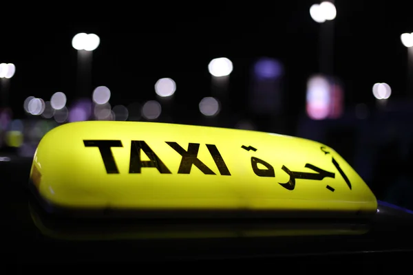 Taksówki w abu dhabi w nocy — Zdjęcie stockowe