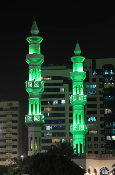 Groene minaretten van een moskee in abu dhabi — Stockfoto