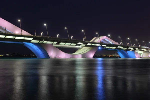 Sheikh zayed bridge v noci, Abú Dhabí — Stock fotografie