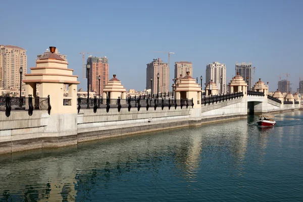 Brug naar het kunstmatige eiland de parel in doha, qatar — Stockfoto