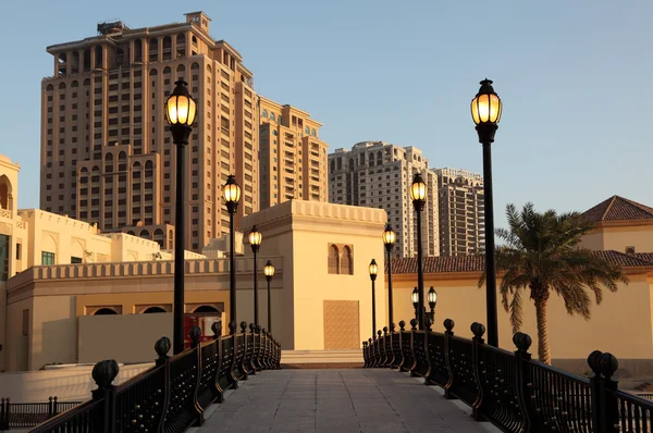 Híd és épületek a Pearl, Doha Katar — Stock Fotó