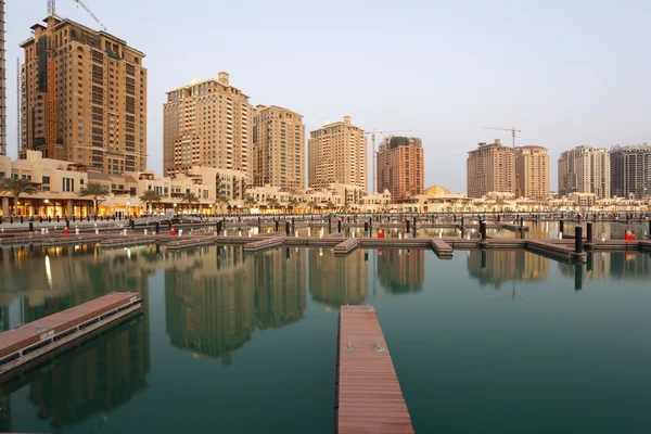 Edifícios residenciais e Marina vazia no The Pearl em Doha, Qatar — Fotografia de Stock