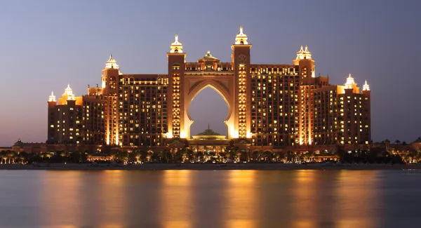 Hotel Atlantis oświetlone w nocy. Palma jumeirah, Dubaj — Zdjęcie stockowe