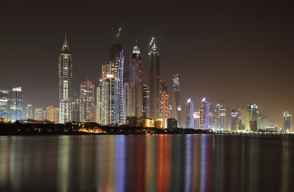 Dubai Marina skyline por la noche. Emiratos Árabes Unidos —  Fotos de Stock