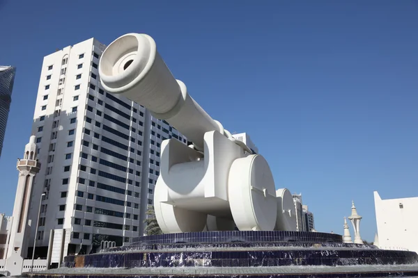 Monumento de canhão em Abu Dhabi, Emirados Árabes Unidos — Fotografia de Stock