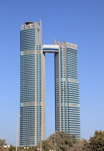 Wolkenkrabber in abu dhabi, Verenigde Arabische Emiraten — Stockfoto