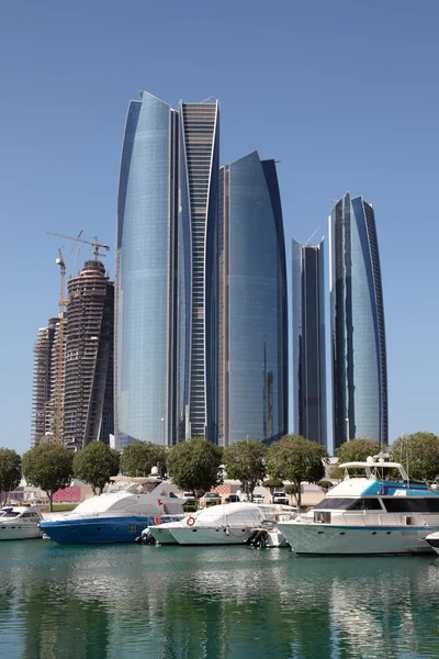 Wieżowce w przystani w abu dhabi, Zjednoczone Emiraty Arabskie — Zdjęcie stockowe