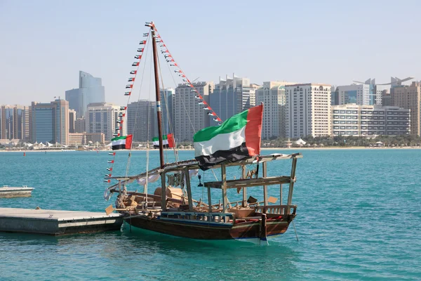 Dhow árabe tradicional em Abu Dhabi, Emirados Árabes Unidos — Fotografia de Stock