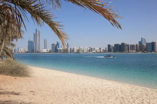 Strand en de skyline van abu dhabi, Verenigde Arabische Emiraten — Stockfoto