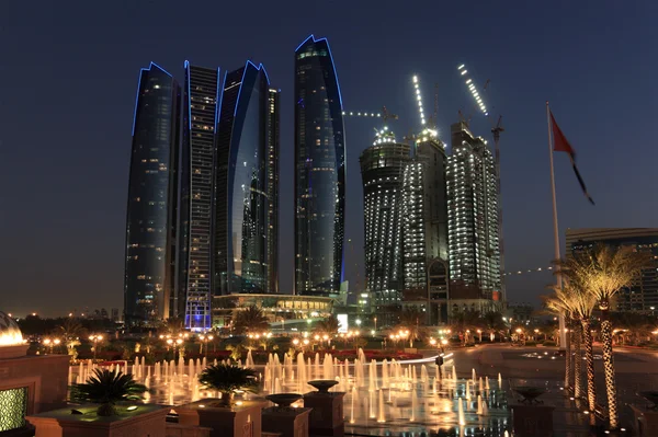 Arranha-céus em Abu Dhabi ao entardecer, Emirados Árabes Unidos — Fotografia de Stock