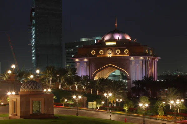 Hotel Emirates palace v noci, abu dhabi, Spojené arabské emiráty — Stock fotografie