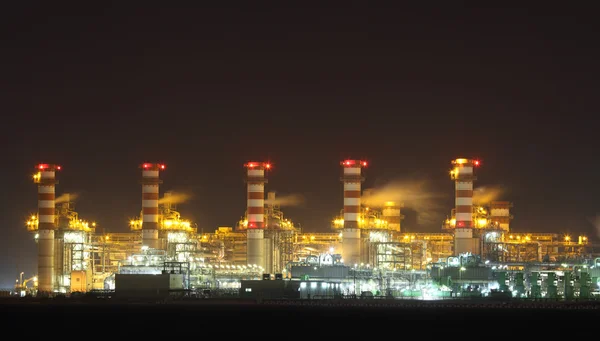 Planta de refinaria de petróleo iluminada à noite — Fotografia de Stock