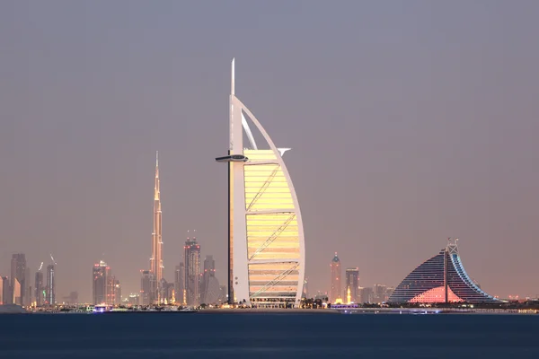 Dubai şehri alacakaranlıkta ufuk çizgisi — Stok fotoğraf