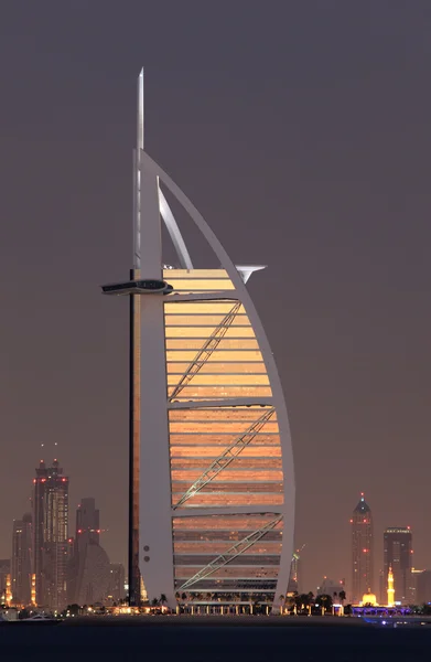 在晚上，迪拜 burj al 阿拉伯照亮 — 图库照片