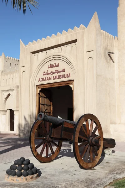 Old cannon in front of the museum of Ajman, United Arab Emirates — Stock Photo, Image