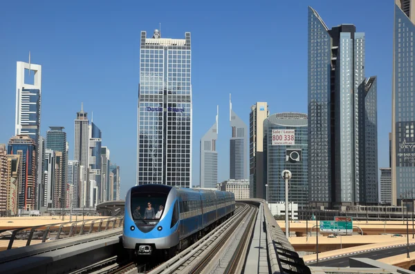 U-Bahn-Zug in der Innenstadt von Dubai — Stockfoto
