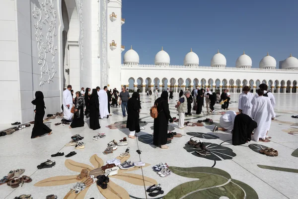 Návštěvníci mešita šejka Zayeda v Abú Dhabí — Stock fotografie