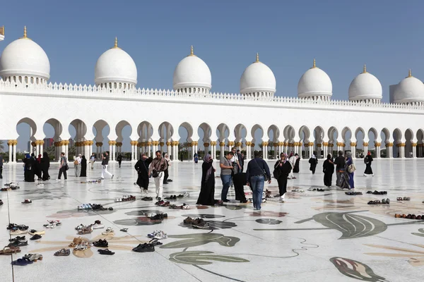 Visitantes da Mesquita Sheikh Zayed em Abu Dhabi — Fotografia de Stock