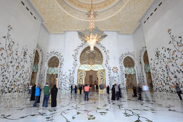 Odwiedzający w meczet sheikh zayed, abu dhabi — Zdjęcie stockowe