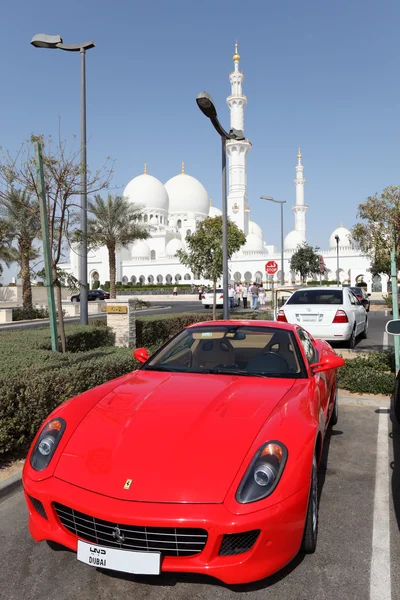 Vehículo deportivo de lujo estacionado en la mezquita Sheikh Zayed en Abu Dhabi —  Fotos de Stock