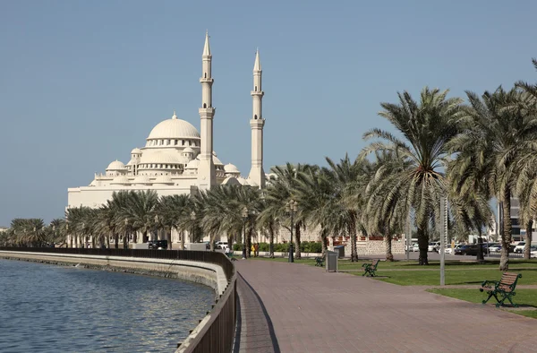 Mosque at Sharjah Creek, United Arab Emirates — Stock Photo, Image