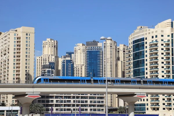 地铁列车市中心在迪拜 — 图库照片
