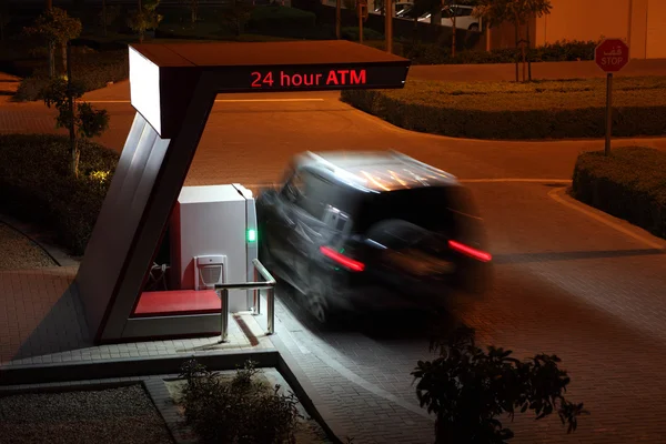 รถที่ตู้เอทีเอ็ม 24 ชั่วโมงตอนกลางคืน — ภาพถ่ายสต็อก