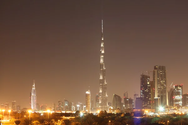 Dubai skyline por la noche —  Fotos de Stock